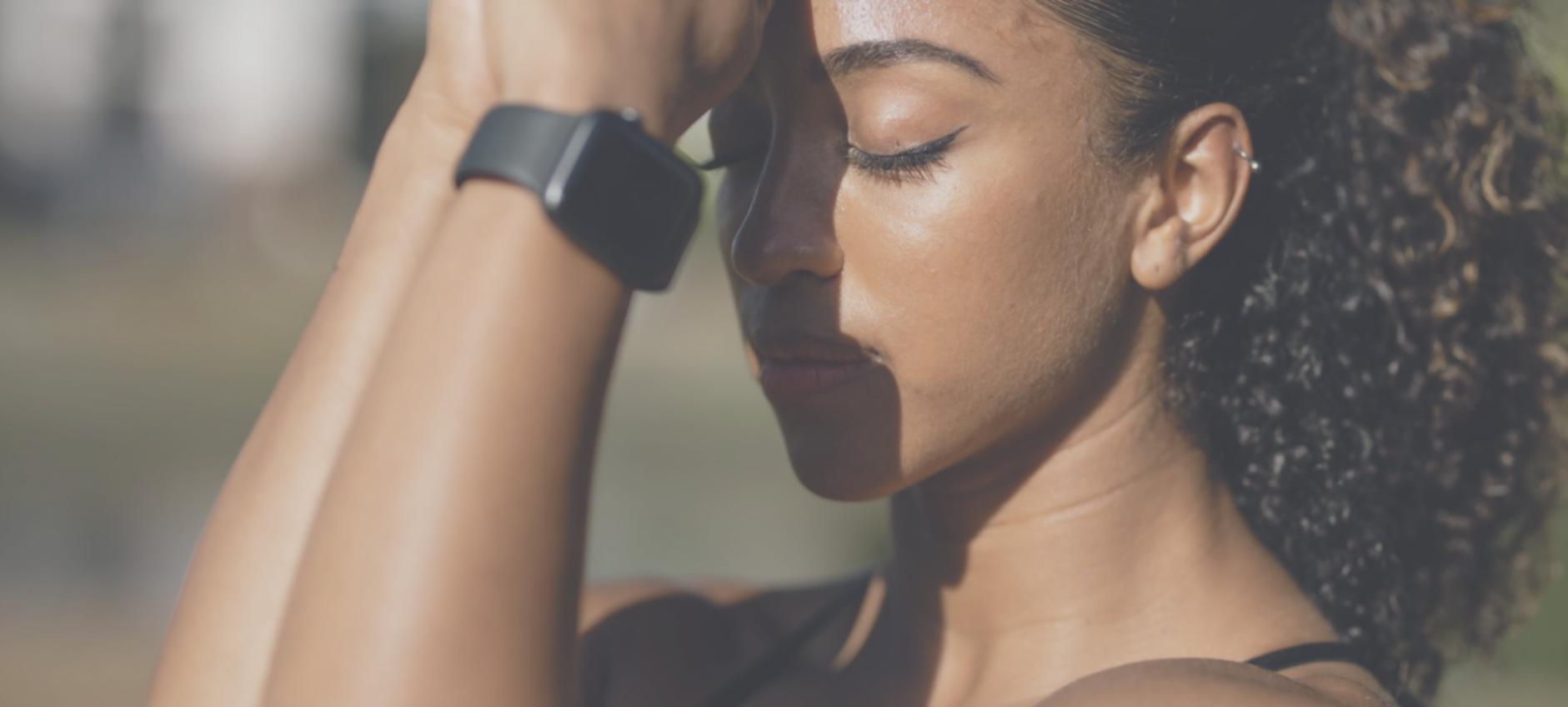 Elementos de yoga organizados en un espacio dedicado